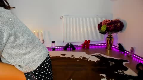 Snapshot of viciousqueen chatting on 11.19.25 ViciousQueenu can call me Laura online show from 11.19.25