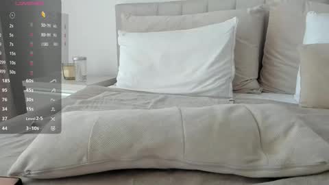 Snapshot of vickystonee chatting on 11.22.25 Victoria online show from 11.22.25