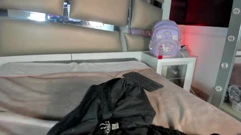 Snapshot of victoria__js_ chatting on 11.14.25 Victoria online show from 11.14.25