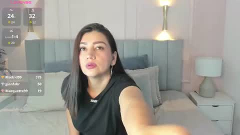 Snapshot of victoria_bourne chatting on 06.18.26 victoria online show from 06.18.26