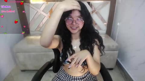 Snapshot of victoria_castillo_b chatting on 11.15.25 victoria_castillo_b online show from 11.15.25