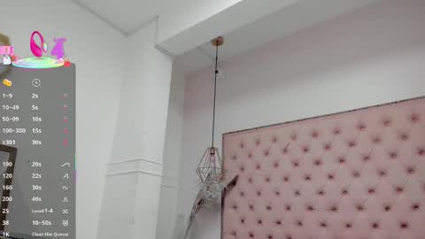 Snapshot of victoria_kitt chatting on 11.18.25 victoria_kitt online show from 11.18.25