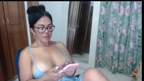 Snapshot of victoria_milf06 chatting on 06.19.26 victoria online show from 06.19.26