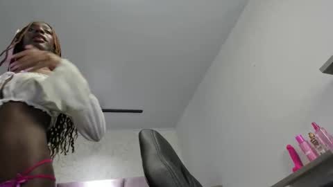 Snapshot of victoria_noir_18 chatting on 10.23.25 Vicky online show from 10.23.25