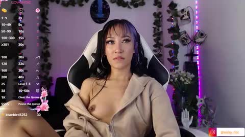 Snapshot of victoria_ricci_a chatting on 11.24.25 Victoria online show from 11.24.25