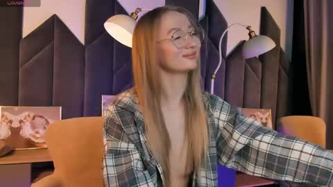 Snapshot of victorialight chatting on 05.20.26 Victoria online show from 05.20.26