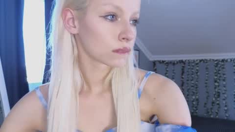 Snapshot of vienna_gones chatting on 04.17.26 Eva online show from 04.17.26