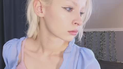 Snapshot of vienna_gones chatting on 04.18.26 Eva online show from 04.18.26