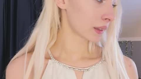 Snapshot of vienna_gones chatting on 04.25.26 Eva online show from 04.25.26