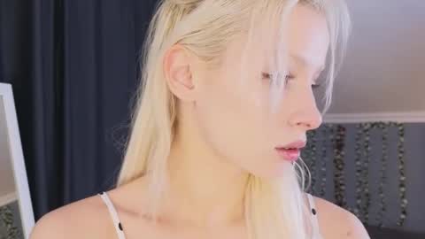 Snapshot of vienna_gones chatting on 04.26.26 Eva online show from 04.26.26