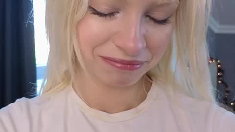 Snapshot of vienna_gones chatting on 05.08.26 Eva online show from 05.08.26