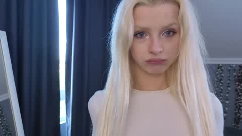 Snapshot of vienna_gones chatting on 05.13.26 Eva online show from 05.13.26