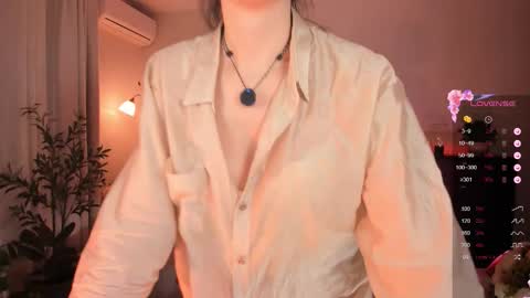 Snapshot of vikibellson chatting on 10.12.25 Viki Bellson online show from 10.12.25