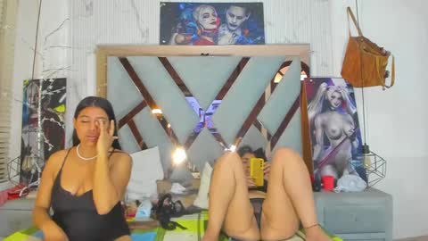 Snapshot of vikitomson chatting on 12.29.24 vikiTomson online show from 12.29.24