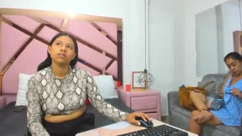 Snapshot of vikitomson chatting on 01.28.25 vikiTomson online show from 01.28.25