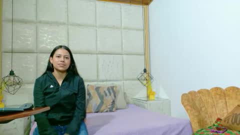 Snapshot of vikitomson chatting on 11.17.25 vikiTomson online show from 11.17.25