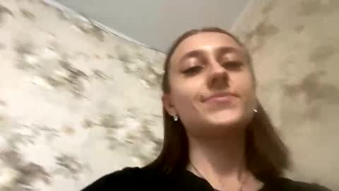 Snapshot of viktoria9898 chatting on 10.31.25 Sweett online show from 10.31.25