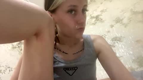 Snapshot of viktoria9898 chatting on 05.25.26 Sweett online show from 05.25.26