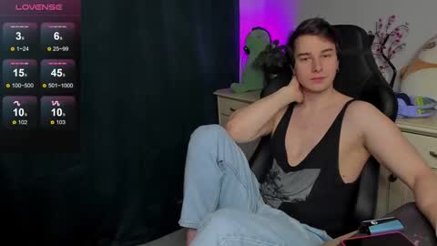 Snapshot of vincent__strong chatting on 10.11.25 Vincent Strong online show from 10.11.25