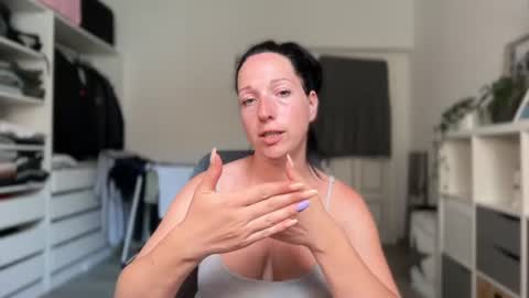 Snapshot of viola_beck chatting on 06.21.26 Vio online show from 06.21.26