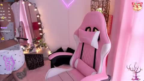 Snapshot of violet_ch chatting on 12.30.24 violet online show from 12.30.24