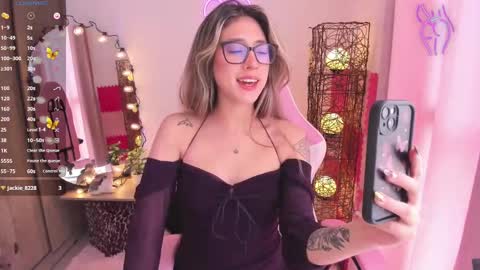 Snapshot of violet_ch chatting on 01.24.25 violet online show from 01.24.25