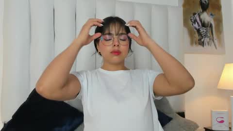 Snapshot of violet_queen2 chatting on 04.01.26 Mary online show from 04.01.26