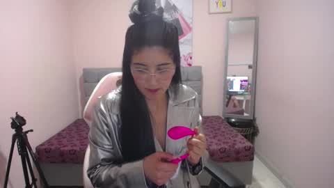 Violet  online show from 11.25.25