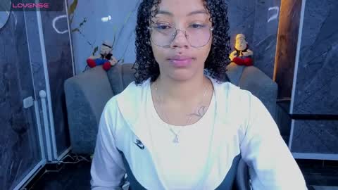 Snapshot of violeth_b chatting on 05.27.26 violeth_b online show from 05.27.26