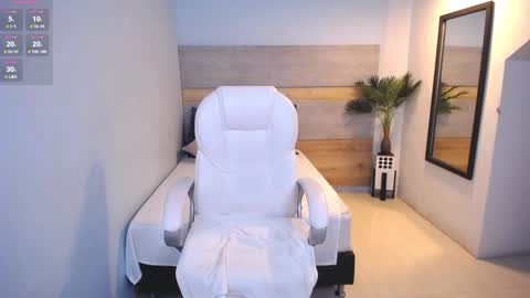 Snapshot of violetta_rainbow chatting on 01.05.25 Violetta online show from 01.05.25