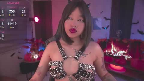 Snapshot of violette_clerk1 chatting on 10.25.25 JULIE UWU online show from 10.25.25