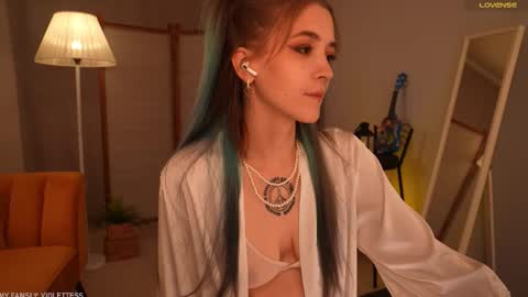 Snapshot of violettessa chatting on 10.15.25 violettessa online show from 10.15.25