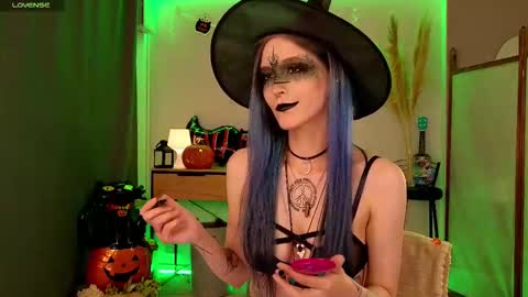 Snapshot of violettessa chatting on 10.28.25 violettessa online show from 10.28.25