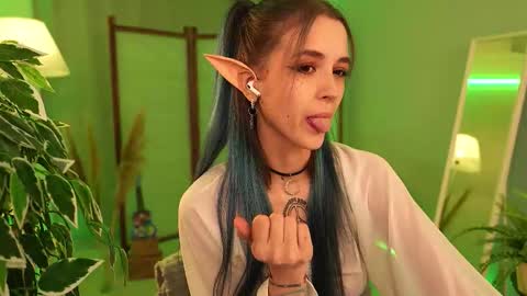 Snapshot of violettessa chatting on 11.13.25 violettessa online show from 11.13.25