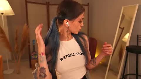 Snapshot of violettessa chatting on 11.14.25 violettessa online show from 11.14.25