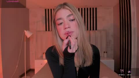 Snapshot of violetthansson chatting on 04.23.26 Violett online show from 04.23.26