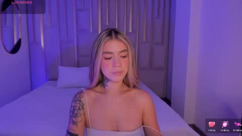 Snapshot of violetthansson chatting on 04.25.26 Violett online show from 04.25.26