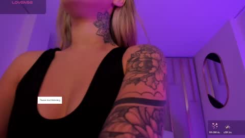 Snapshot of violetthansson chatting on 04.27.26 Violett online show from 04.27.26