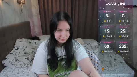 Snapshot of vivi__squirrel chatting on 01.10.25 Vivi online show from 01.10.25