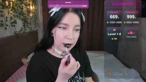 Snapshot of vivi__squirrel chatting on 02.21.25 Vivi online show from 02.21.25