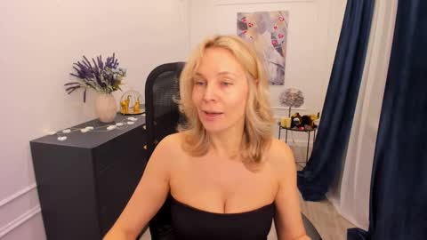 Snapshot of vivianlirei chatting on 02.16.26 Sinti online show from 02.16.26