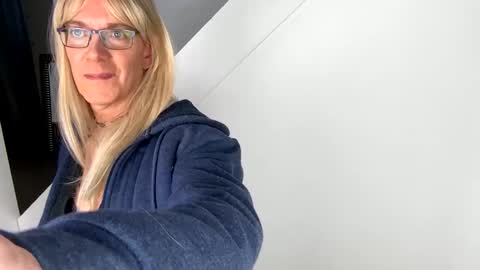 Snapshot of viviannexxx2022 chatting on 01.10.25 Vivlove online show from 01.10.25