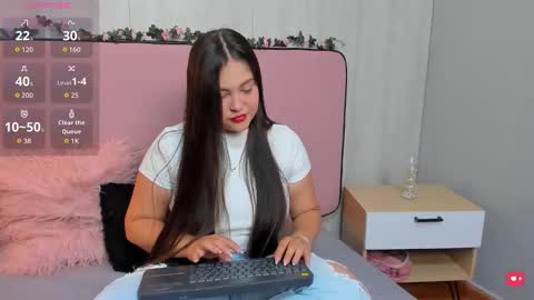 Snapshot of viviansantana chatting on 09.17.25 Vivian online show from 09.17.25