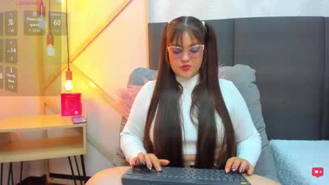 Snapshot of viviansantana chatting on 11.13.25 Vivian online show from 11.13.25