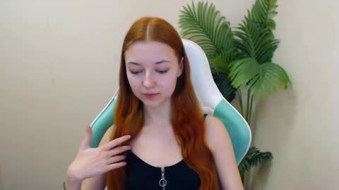 Snapshot of vivien_leight chatting on 02.18.25 Vivien online show from 02.18.25