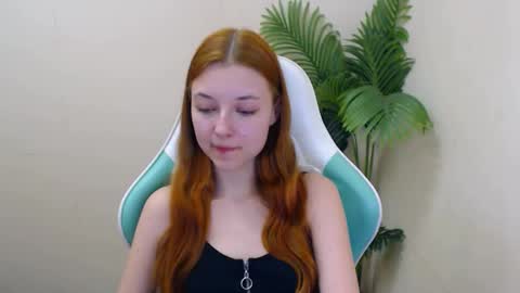 Snapshot of vivien_leight chatting on 03.04.25 Vivien online show from 03.04.25