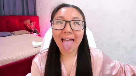 Snapshot of vivien_montclair chatting on 06.25.26 Vivien online show from 06.25.26
