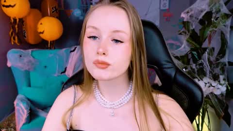 Vivien online show from 10.18.25