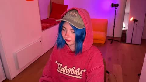 Polly  Online mostly at 9pm-2am UK Time online show from 01.20.25