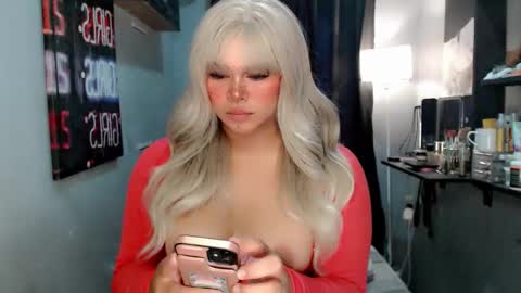 Snapshot of voluptuousts chatting on 01.06.26 Nathalie online show from 01.06.26